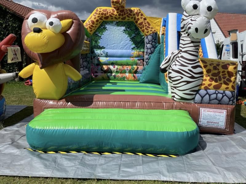 Hüpfburg Dschungel von vorn mit Löwe, Giraffe und Zebra
