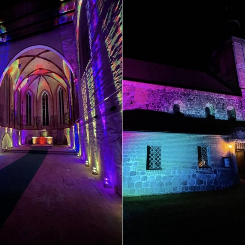 Kirche innen und außen in bunten Farben angestrahlt und mit Projektion